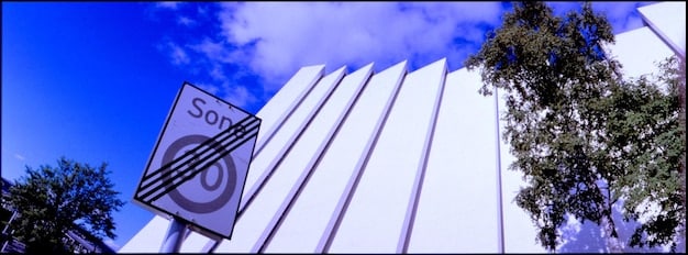 An FDA sign outside of a building on a sunny day. The sign is clear and readable, and the building appears to be a modern office building.